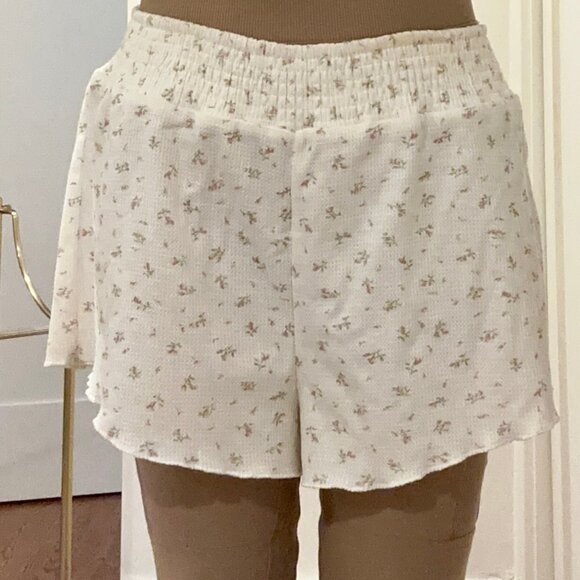 Princess Polly lounge/sleeper set of crop top and boy shorts. - Picture 6 of 7